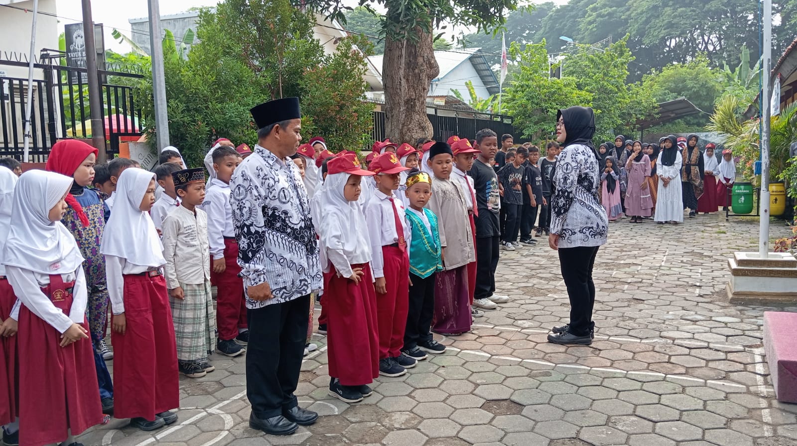 Upacara Peringatan Hari Guru Ke 79